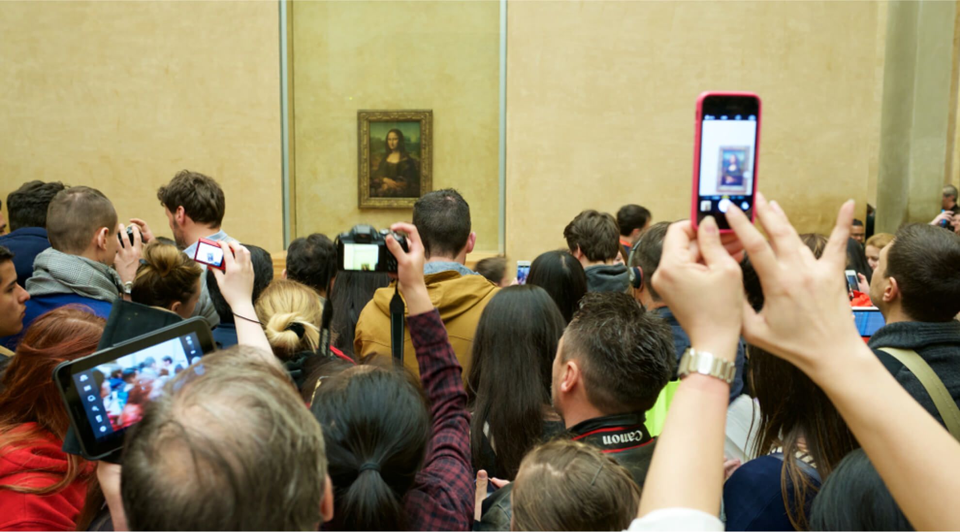 People are taking photos of Mona Lisa painting