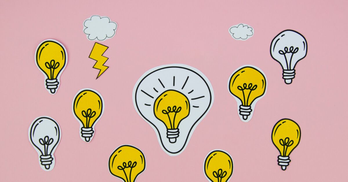 Light bulbs on a pink background