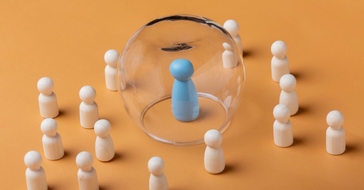 A blue pawn covered by a glass bowl, surrounded by white pawns