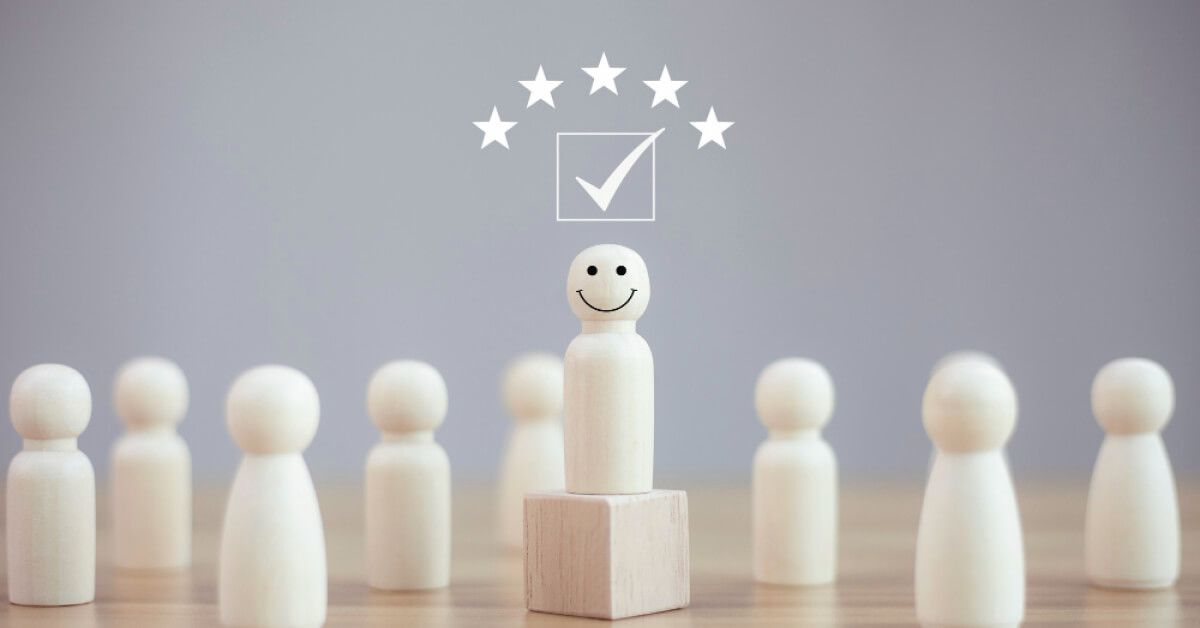 A white pawn on a wooden block with a smiley face and a holographic rating